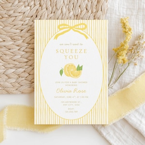 K&ouml;nnte beinhalten: Eine Babyparty-Einladung mit gelb-wei&szlig; gestreiftem Hintergrund. Die Einladung zeigt eine gelbe Schleife und einen ovalen Rahmen mit dem Text "We can't wait to Squeeze You." Details f&uuml;r Olivia Roses Babyparty sind enthalten.