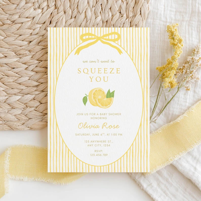 K&ouml;nnte beinhalten: Eine Babyparty-Einladung mit gelb-wei&szlig; gestreiftem Hintergrund. Die Einladung zeigt eine gelbe Schleife und einen ovalen Rahmen mit dem Text "We can't wait to Squeeze You." Details f&uuml;r Olivia Roses Babyparty sind enthalten.