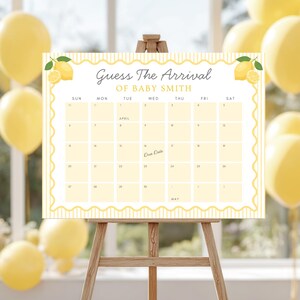 K&ouml;nnte beinhalten: Ein gelb-wei&szlig;er Babyparty-Kalender mit dem Text "Guess The Arrival of Baby Smith". Der Kalender hat ein Zitronen-Design und ein Raster, wobei das F&auml;lligkeitsdatum auf dem 25. April vermerkt ist.