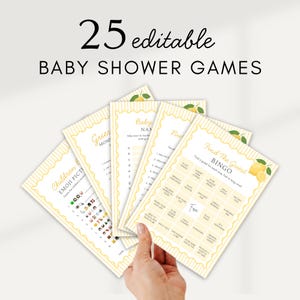 Op de afbeelding: Een set van 25 bewerkbare babyshower-spelkaarten met een geel-witte gestreepte rand en citroenillustraties. De kaarten bevatten titels zoals Find the Guest Bingo, Emoji Picture Quiz en Baby Name met zwarte tekst op wit papier.