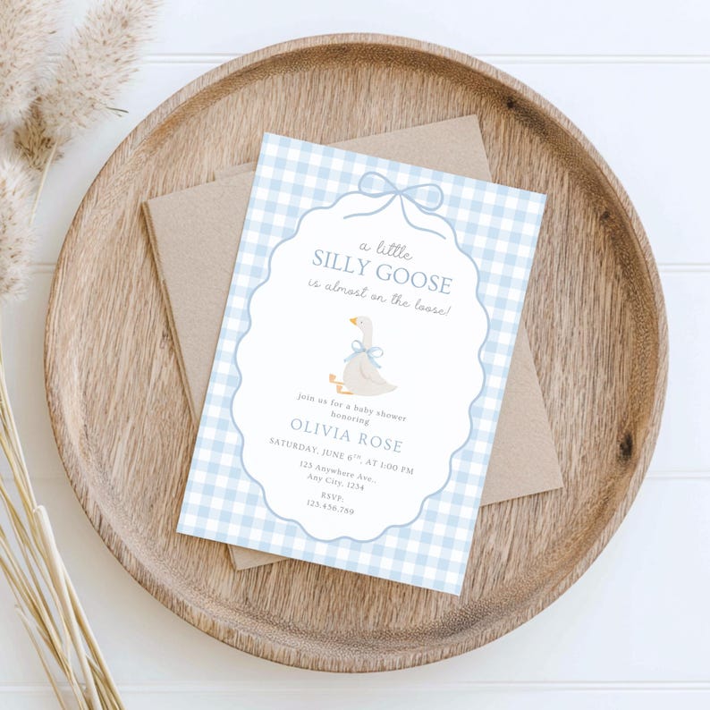 Puede incluir: Una invitaci&oacute;n a un baby shower con un borde de patr&oacute;n de cuadros vichy azul claro y una ilustraci&oacute;n de un ganso de dibujos animados. El texto dice "a little SILLY GOOSE is almost on the loose!" e incluye detalles del evento.