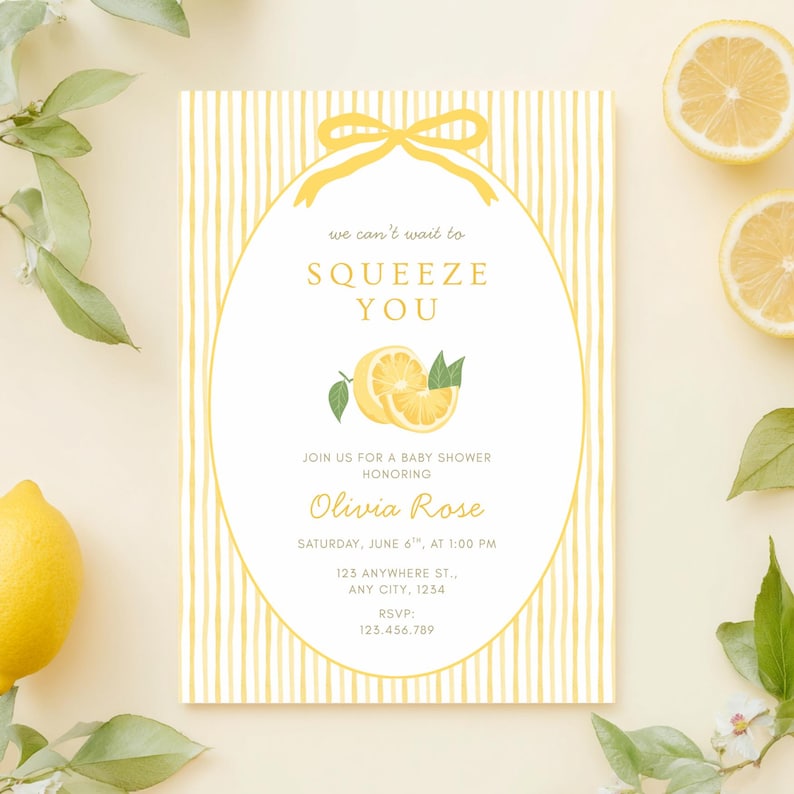 K&ouml;nnte beinhalten: Eine Babyparty-Einladung mit Zitronen-Thema. Die Einladung hat einen gelb-wei&szlig; gestreiften Hintergrund mit einem ovalen Rahmen. Der Text lautet "We can't wait to Squeeze You" mit Zitronen-Illustrationen. Die Einladung ist f&uuml;r Olivia Rose.