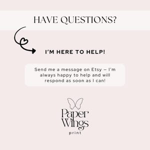 Puede incluir: Gr&aacute;fico rosa claro con el texto "&iquest;TIENES PREGUNTAS? &iexcl;ESTOY AQU&Iacute; PARA AYUDARTE!" y un llamado a la acci&oacute;n para enviar un mensaje en Etsy. El logotipo de Paper Wings print est&aacute; en la parte inferior, con un dise&ntilde;o de mariposa.