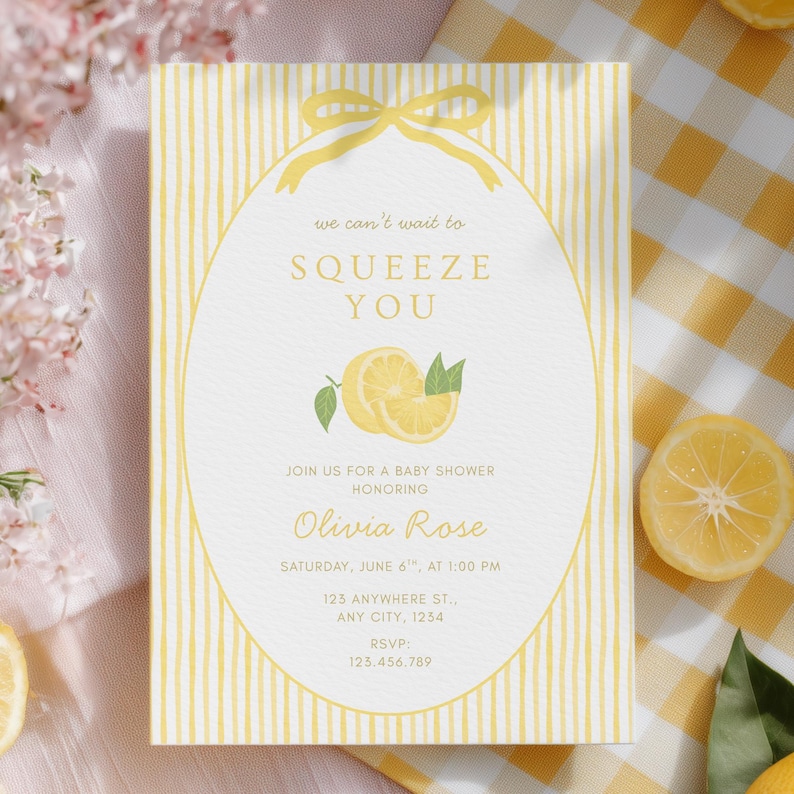 K&ouml;nnte beinhalten: Eine Babyparty-Einladung mit gelb-wei&szlig; gestreiftem Hintergrund. Die Einladung zeigt eine Zitronengrafik und den Text "we can't wait to SQUEEZE YOU." Details sind Name, Datum, Uhrzeit und Ort.