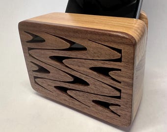 Amplificador de teléfono artesanal de fresno y nogal con diseño de onda estirada