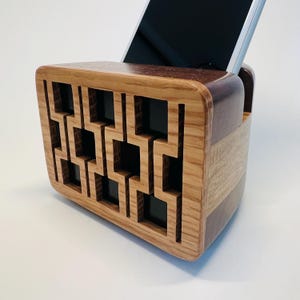 Handy Lautsprecher aus Walnussholz mit quadratischem Zahn Design - iPhone Lautsprecher - Holz Lautsprecher - Telefon Verstärker - Akkustischer Lautsprecher