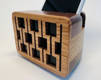 Amplificador telefónico artesanal de nogal y roble con diseño cuadrado entrelazado.