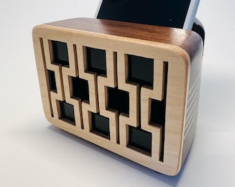 Amplificador de teléfono artesanal de nogal y abedul coloreado con diseño de dientes cuadrados