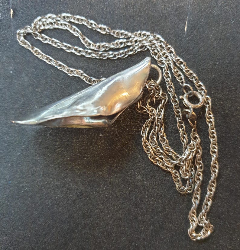 Sculpted Petal Link Necklace in Silver main image 0