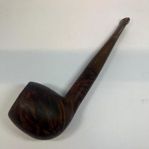 2 PIPES- 1- klassische Holzpfeife, hergestellt in England.  2- Kleine alte Sammler Pfeife aus Ton, Mundstück abgebrochen