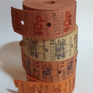 Eine Rolle für den Ticketautomaten mit Vintage Merseyside Persone Transport Board 5p, 6p, 25p oder 10p.