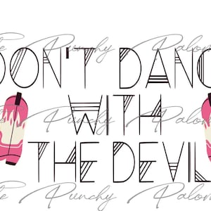 Może przedstawiać: Czarno-biały tekst graficzny, który brzmi "Don't Dance With The Devil" z dwoma różowymi kowbojskimi butami po obu stronach tekstu.