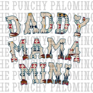 Op de afbeelding: Een grafisch ontwerp met de woorden "Daddy Mama Mini" in een blauwe omtrek. De letters zijn gevuld met een geometrisch patroon in tinten rood, blauw en beige.