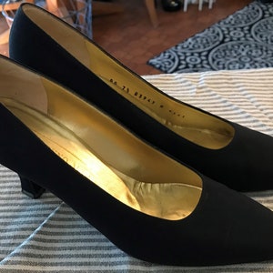 Vintage Bruno Magli Navy Blue Fabric High Heel Pumps Made In Bologna Italy *Free shipping*