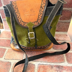 Bolso de mano estilo bohemio con hebilla y cordón cruzado de piel de ante verde, marrón y beige de Puerto Rico Puro Cuero *Envío gratis*