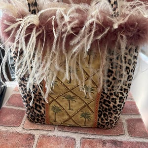 Bolso de mano vintage de piel sintética con estampado de guepardo, detalle de palmera y ribete de plumas de avestruz *Envío gratuito*