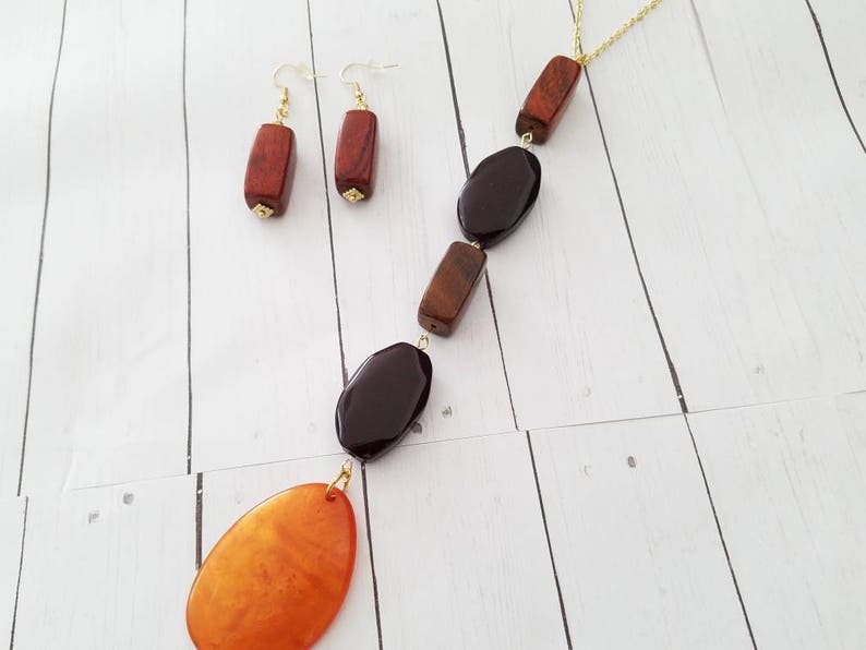 Sale *** Necklace and Earrings Set Wood Glass Beads Pendant Gold Tone