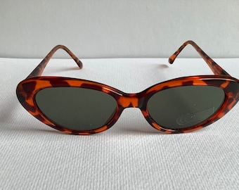 Vintage Cats eyes Sunglasses.brown tortoise shell . Dark lenses, slim arms, CE and total UV protection. NOS. New old stock.