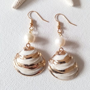 Dingla örhängen minimalistiska vita snäckskalspärlor smycken guld födelsedagspresent eller strandbröllopspresent till henne till fru möhippa present