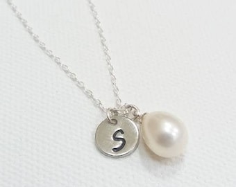 Collana con iniziale Collana con iniziale personalizzata Collana di perle nere Gioielli personalizzati Regalo per damigella d'onore Gioielli per matrimoni