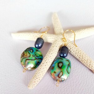 Pendientes de abulón, pendientes de abulón y perla negra, joyas de abulón, pendientes de abulón para boda, pendientes de novia con forma de lágrima de abulón, regalo para ella imagen 2