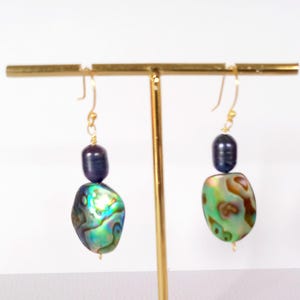 Pendientes de abulón, pendientes de abulón y perla negra, joyas de abulón, pendientes de abulón para boda, pendientes de novia con forma de lágrima de abulón, regalo para ella imagen 3