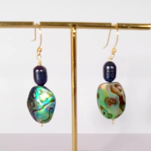 Pendientes de abulón, pendientes de abulón y perla negra, joyas de abulón, pendientes de abulón para boda, pendientes de novia con forma de lágrima de abulón, regalo para ella imagen 1
