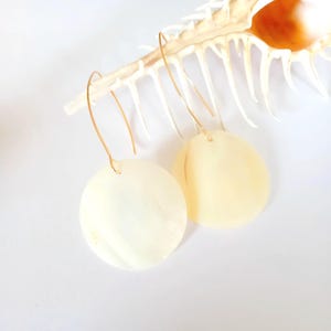 White Mother of Pearl earrings Mother of Pearl earrings Shell earrings Beach Wedding bridal earrings Round Mother of pearl beach earrings