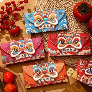 Conjunto de 12 - Pacote Vermelho CNY - Ano Novo Chinês 2025 - Envelope Vermelho Ano Novo Lunar - Dança do Leão com Mensagem de Bênção (Vermelho, Rosa, Azul e Laranja)
