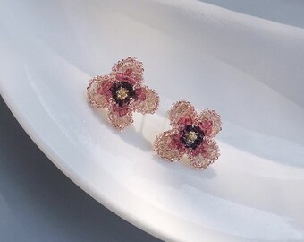 Regalo per le damigelle: orecchini floreali rosso violaceo