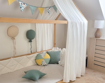 Baldacchino per letto a forma di casa in mussola color ecrù: decorazione per la cameretta dei bambini