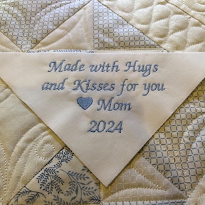 Etiqueta de edredón bordada para colchas, etiqueta de edredón triangular bordada personalizada de calidad, parche de esquina de edredón personalizado, etiqueta de costura de tela de algodón