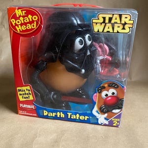 Puede incluir: Una taza de cerámica blanca con un asa negra y el texto "But First, Coffee" en negro, con una fuente de estilo manuscrito. La taza está sobre una superficie blanca.