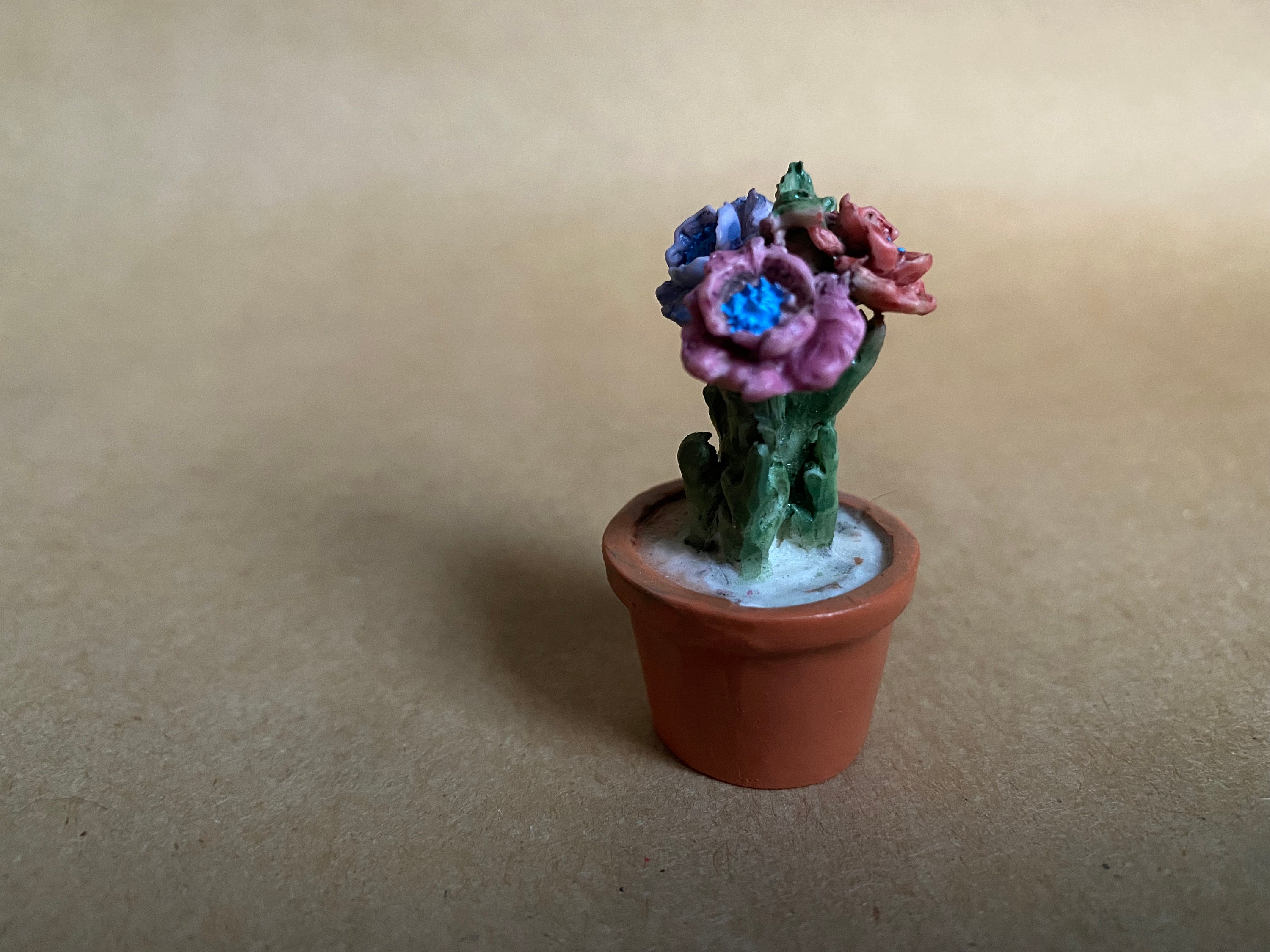 1:12 Scale 2 Filled White Ceramic Flower Plant Pots Tumdee Dolls House Garden 