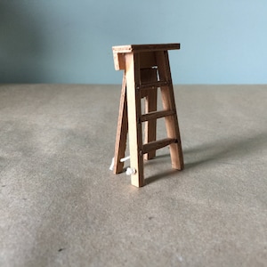 Échelle de maison de poupée miniature