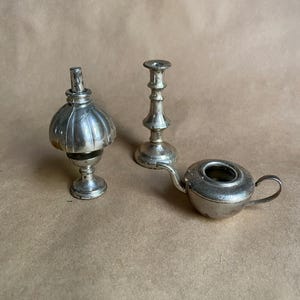 Miniaturowa lampa-świecznik z metalu w odcieniu srebra i czajniczek wyprodukowane w Anglii