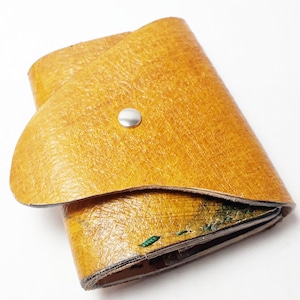 Compact wallet in dyed and hand-sewn leather