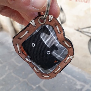 Porte-clés avec cuir et tissu cousus à la main de chien noir