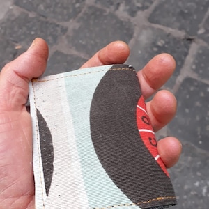 Cartera vaquera hecha a mano en tela reciclada Cartera vintage estilo 70 hecha a mano