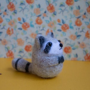 Needle felted raccoon animal figurine ornaments Needle animal praying raccoon amigurumi raccoon raccoon figurine Valentine's Day image 2