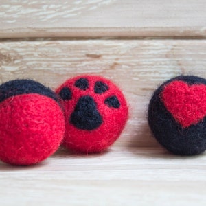 Cat felt toy balls, set of 3 wet felted wool cat paw balls, kitten playing item, cat lover gift, black and red wool balls Cat Toys