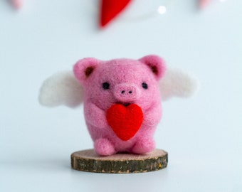 Valentines day gift wool pig with heart Felted pig decor Cute gift for girlfriend Romantic gift Valentines day decor Pig lover gift