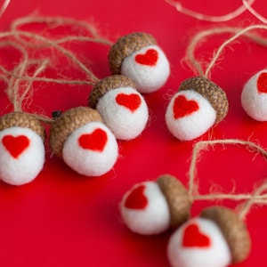 Glands feutrés à l&#39;aiguille, ornements de glands de la Saint-Valentin Ensemble de décorations de vacances rustiques blanches naturelles Décor de la Saint-Valentin en laine feutrée