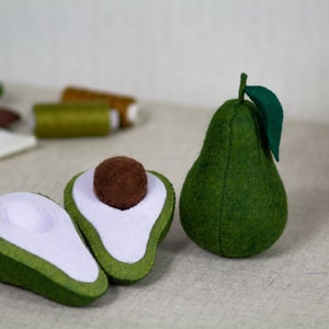 Felt avocado, Avocado soft toy for children, felt fruit vegetables garden toys play kitchen game, pretend play kids kitchen, Felt Decor
