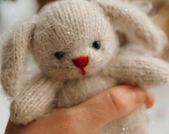 Gebreid konijntje van mohair – handgemaakt kerstpluche, gezellig vakantiecadeau, winterdecoratie kinderkamer