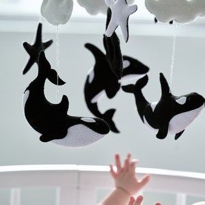 モノクロベビーベッドモビール シャチの赤ちゃんモビール シャチのモビール 海をイメージした保育モビール ニュートラルモビール シャチのいる海のモビール 白黒