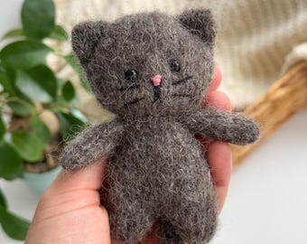 Knitted Wool Cat Toy – Handmade Small Gray Kitten, Soft Animal Plush, Mini Stuffed Cat Gift