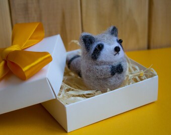 Needle felted raccoon animal figurine ornaments Needle animal praying raccoon amigurumi raccoon raccoon figurine Valentine's Day