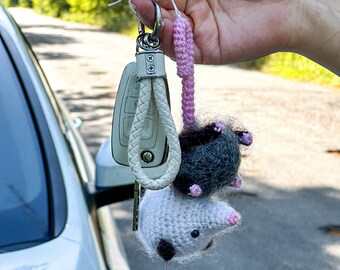 Akcesoria samochodowe opossum, zawieszka samochodowa na lusterko, wieszak samochodowy opossum, pomysł na prezent opossum, wieszak na lustro, prezent dla mężczyzny i kobiety, prezent dla miłośników oposów