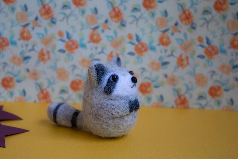 Needle felted raccoon animal figurine ornaments Needle animal praying raccoon amigurumi raccoon raccoon figurine Valentine's Day image 2